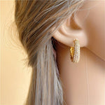Load image into Gallery viewer, Boucles d&#39;Oreilles Créoles Plaqué Or Étincelantes - Un Classique Réinventé
