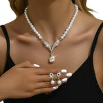Load image into Gallery viewer, Ensemble Collier et Boucles d&#39;Oreilles avec Perles et Pendentif Goutte
