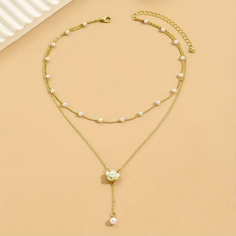 Collier Délicat à Double Chaîne avec Perles et Pendentif Fleur - Grâce et Féminité