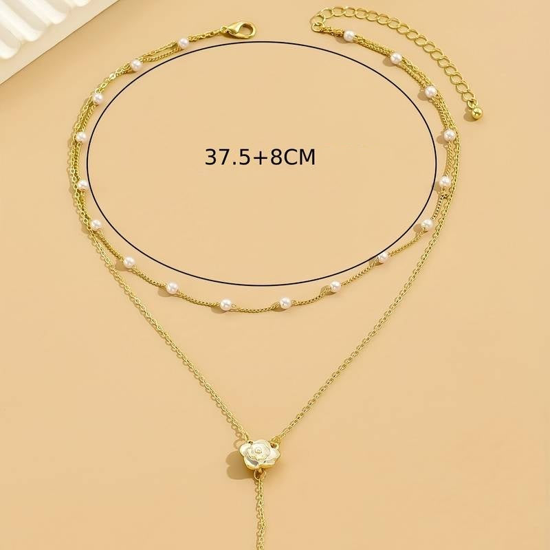 Collier Délicat à Double Chaîne avec Perles et Pendentif Fleur - Grâce et Féminité