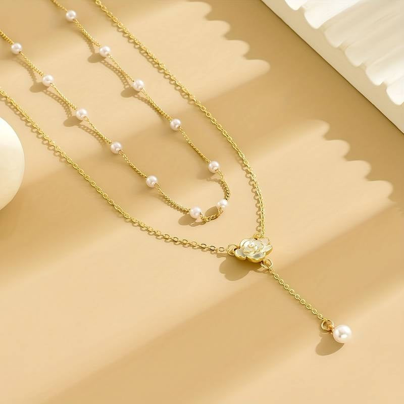 Collier Délicat à Double Chaîne avec Perles et Pendentif Fleur - Grâce et Féminité