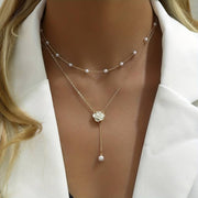 Collier Délicat à Double Chaîne avec Perles et Pendentif Fleur - Grâce et Féminité