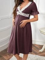 Load image into Gallery viewer, Robe de Maternité Élégante Bordeaux avec Dentelle Blanche - Chic et Confortable
