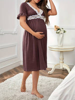 Load image into Gallery viewer, Robe de Maternité Élégante Bordeaux avec Dentelle Blanche - Chic et Confortable
