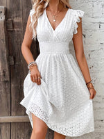 Load image into Gallery viewer, Robe en Dentelle Blanche – Votre Complice pour une Élégance Estivale

