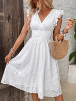 Load image into Gallery viewer, Robe en Dentelle Blanche – Votre Complice pour une Élégance Estivale
