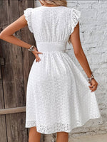 Load image into Gallery viewer, Robe en Dentelle Blanche – Votre Complice pour une Élégance Estivale
